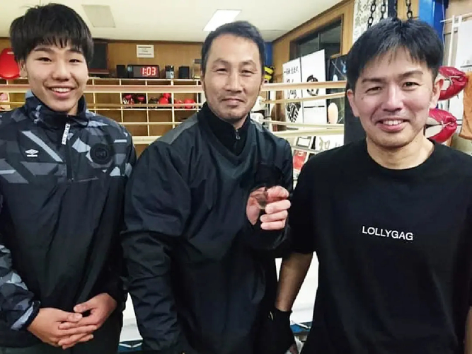 左が息子・関 瑞規選手、中央が村松 竜二会長、右が関 章芳選手