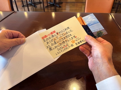 封筒に入れる様子