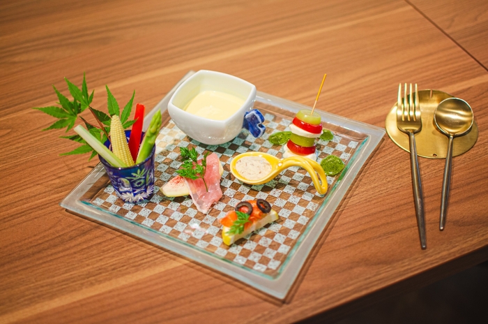 とうもろこしの冷製スープ、4種の前菜