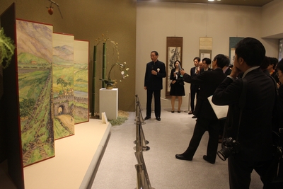 「万里の長城」を鑑賞する入館者。右後方に呉昌碩の作品が見える