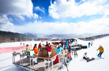 星野リゾート　トマム スキー場（北海道勇払郡占冠村） 冬山の絶景を眺めながら贅沢に過ごす、晴れの日限定イベント 「絶景シャンパンバー」でシャンパン20種類の提供を開始 実施期間：2019年3月1日〜31日のうち晴れの日限定