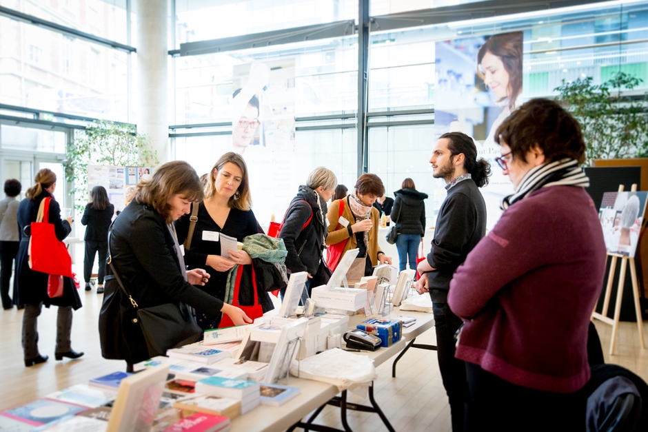 2017年第6回会議の様子・ホールではポスター発表やブース展示が、講堂では研究結果や取り組み事例などの発表が行われます