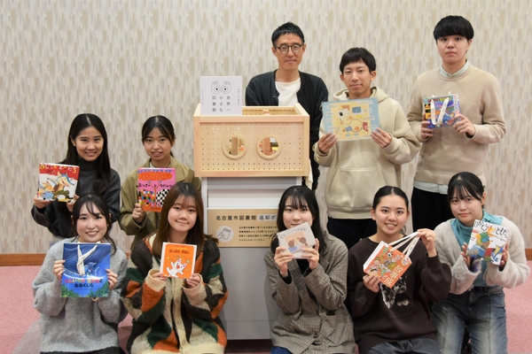 谷田教授（後列中央）と研究室３年生のみなさん