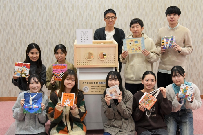 谷田教授（後列中央）と研究室３年生のみなさん