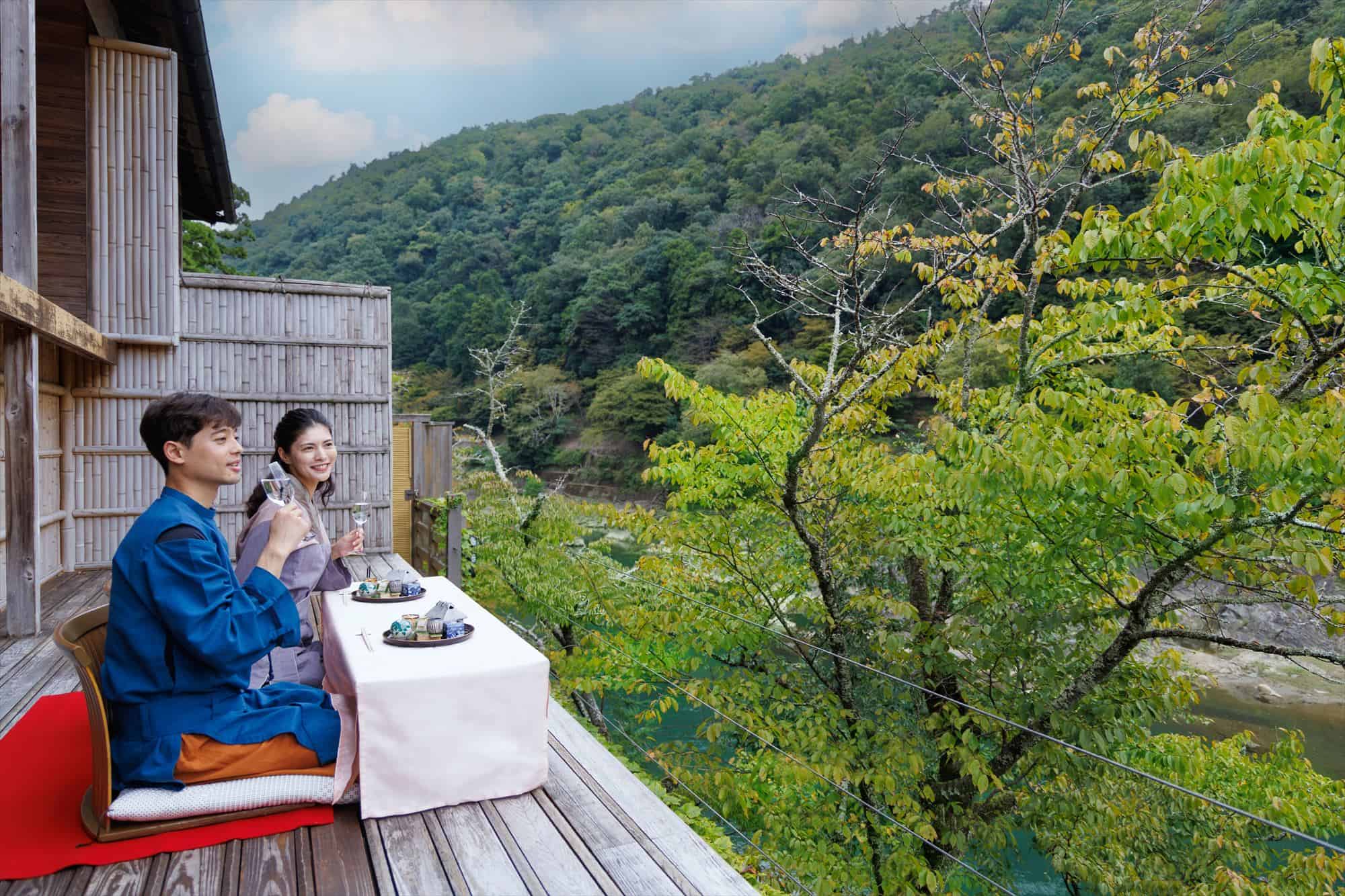 【星のや京都】春の陽気に包まれながら贅沢に過ごす滞在プログラム「嵐峡の麗春(れいしゅん)滞在」を開催~平安貴族風の滞在着を纏い、優雅に春を感じる~|期間:2023年4月10日~5月4日