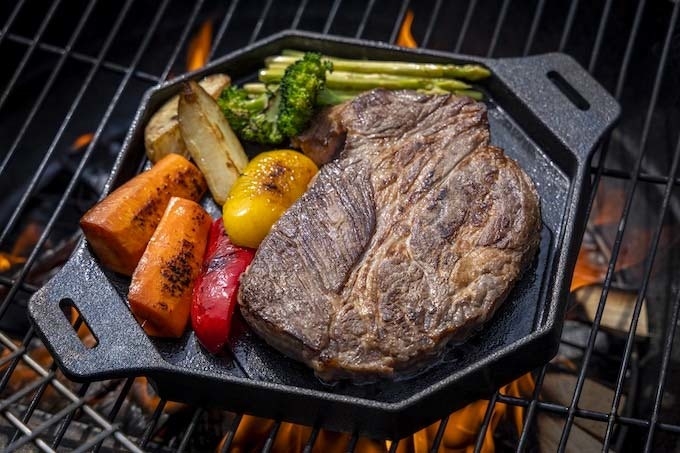 鋳物製鉄板「梅鋳鉄板 鉄二」焚き火台