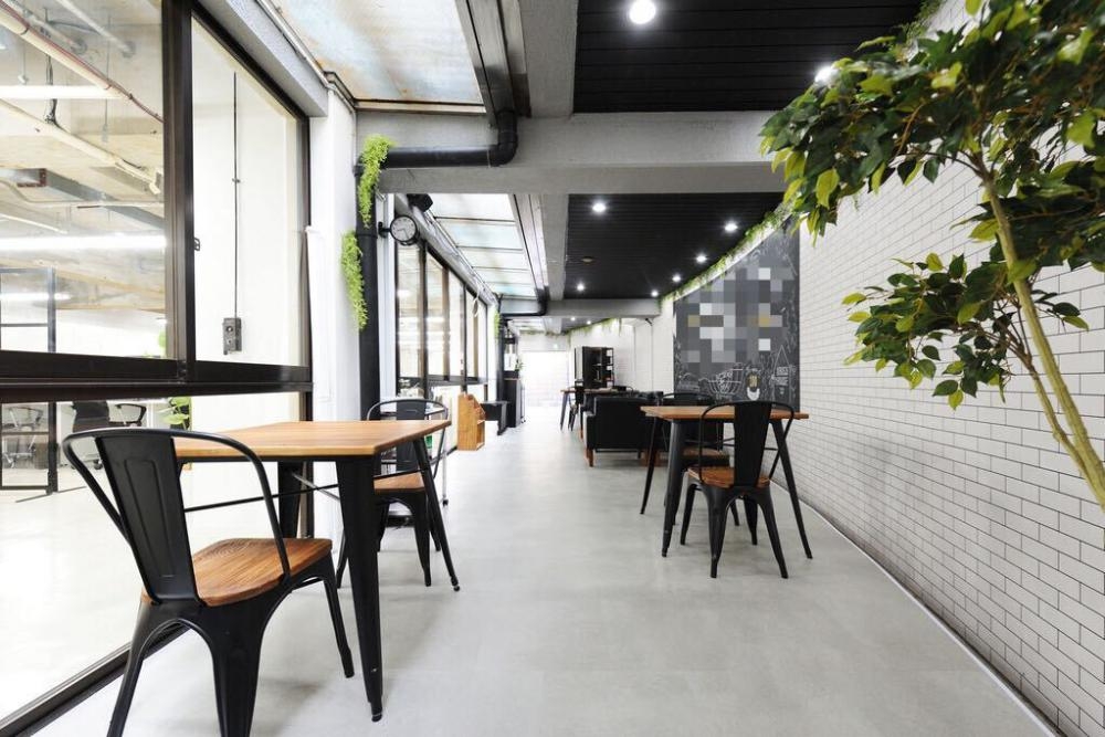 参宮橋駅6分 80 100名想定 英国カフェのようなおしゃれ内装オフィス 居抜きオフィス専門サイト Vivit Newscast