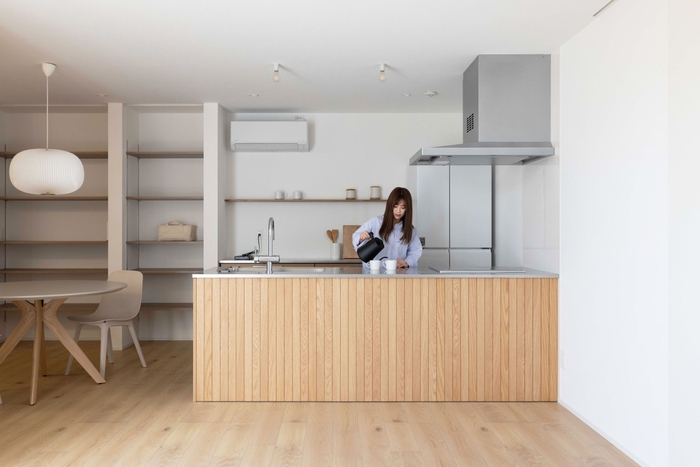 キッチンはアイランド型で、料理をしながら子どもの様子も見守れます。