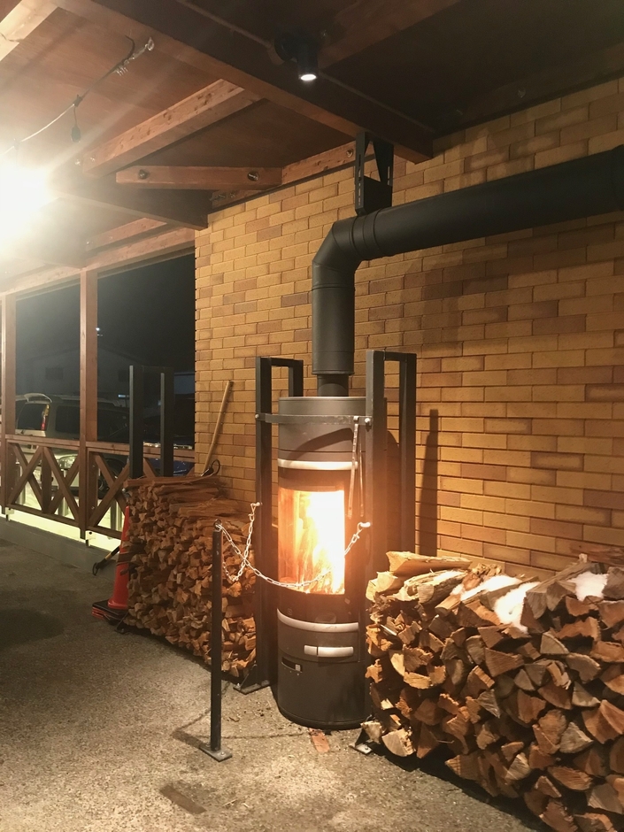 楽しい煉屋　入口前薪ストーブ