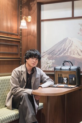列車のコンパートメントをイメージしたインスタレーションにて