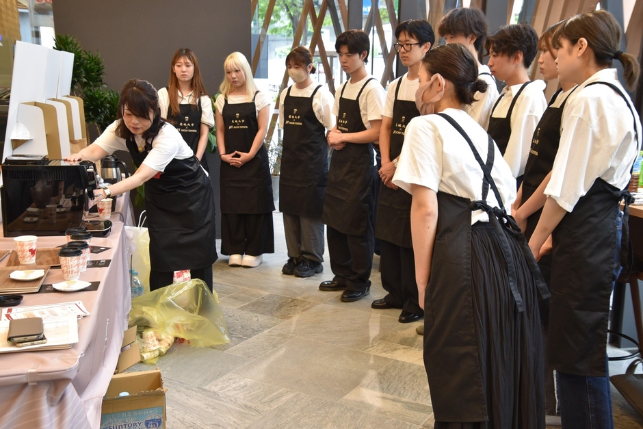 コーヒーの提供方法を教えてもらう午後の部のゼミ生たち