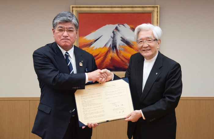 左より坂本健 板橋区長、大橋博 学校法人創志学園 理事長