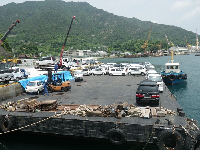 大崎上島にて、廃車をバージに積込