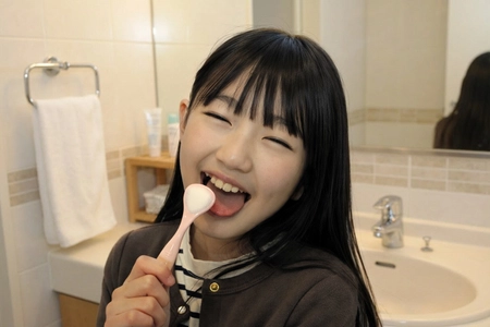 「舌は歯ブラシで磨いている」は間違い？ 子どものデリケートな舌には専用舌ブラシを　 正しい舌ケア情報をSHIKIEN公式HPにて公開