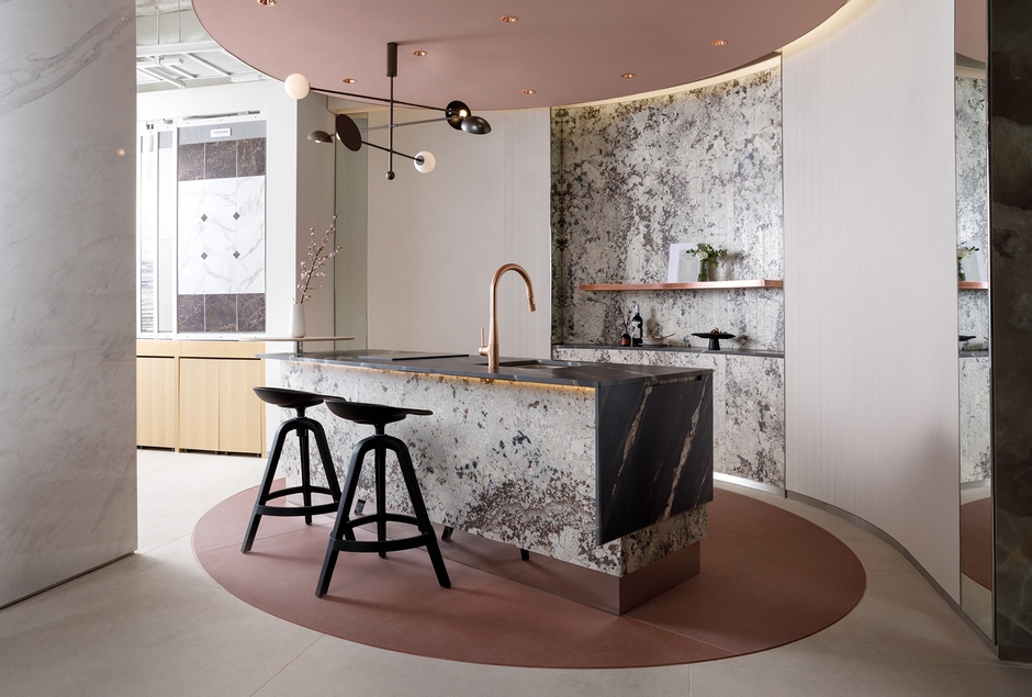 キッチン天板:4D CERAMICS KUROCA 4D CASHMERE(t=20mm)キッチン腰壁:マルミマキシマム ALASKA WHITE TOP-LAPPED(t=6mm)バックウォール:マルミマキシマム ALASKA WHITE TOP-LAPPED(t=6mm)・BALANCE IVOLY(t=6mm)床:BALANCE MARSALA RED(t=8mm)