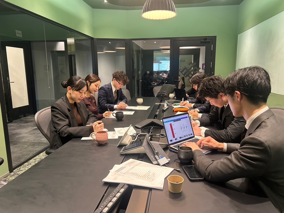 オフィス内観(中会議室)