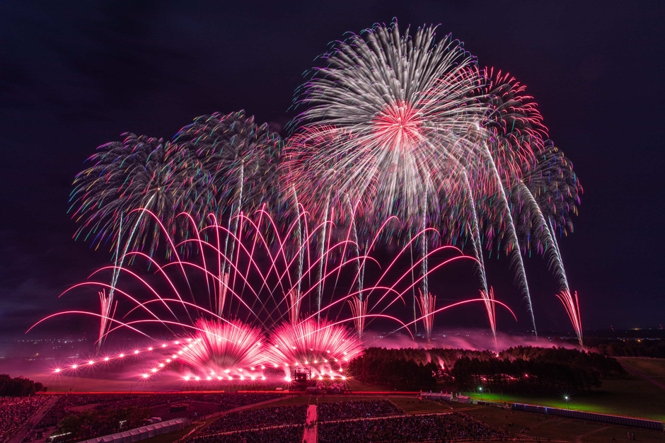モエレ沼公園の地形を活かした立体的な花火表現