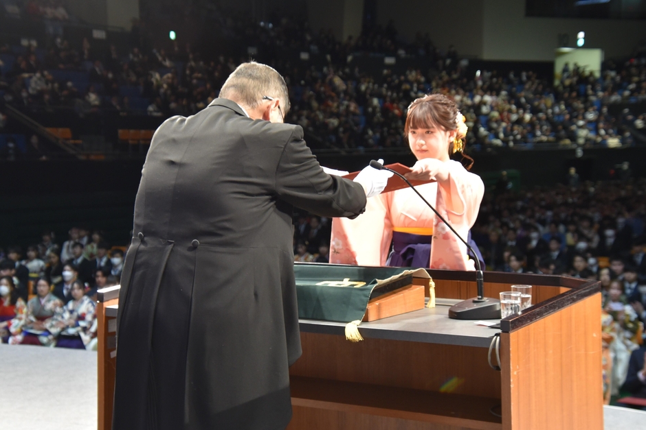 外国語学部代表の祐成志桜里さん