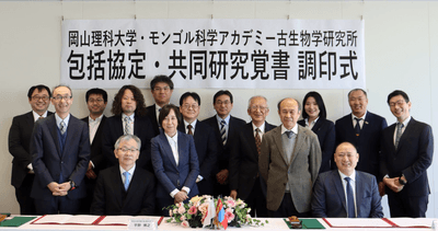 調印式後、記念写真に納まる出席者。最前列左側が平野学長、右側がバダムハタン所長