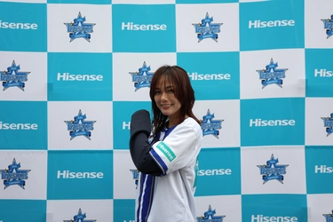 相川七瀬さんが横浜DeNAベイスターズの選手と共にキャンプイン?! 「Hisense冠DAY」始球式でのノーバウンドピッチングに向けて 気合十分の投球を披露！！