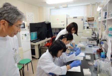 生徒が実験をする様子(昨年)