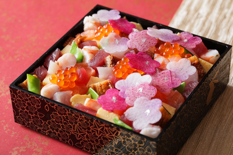 ▲参の段:マグロ、サーモン、ブリ、海老、鰻、いくら、玉子巻き、7種類の具材と、ご飯にはいぶりがっこ、茗荷の酢漬けを混ぜ合わせ、3種類の大根を花びらに見立てた迎春に相応しい彩り豊かな海鮮ちらし寿司