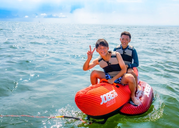 バナナボートで夏をエンジョイ