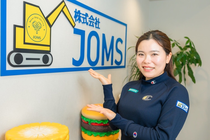 勝みなみ選手と株式会社JOMSロゴ