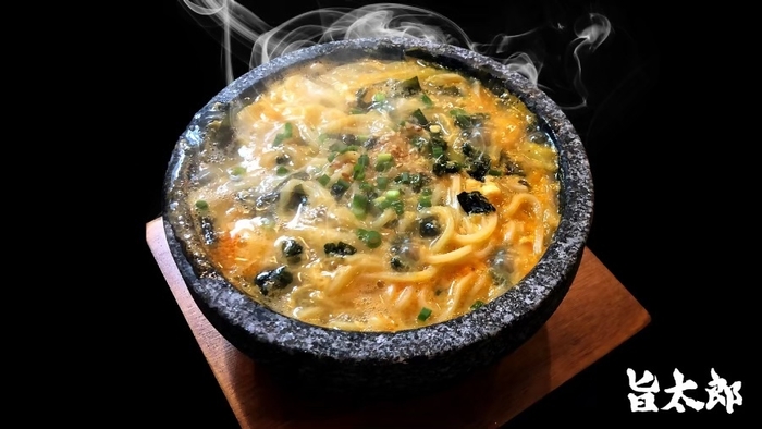 熱々の石焼きラーメンも人気