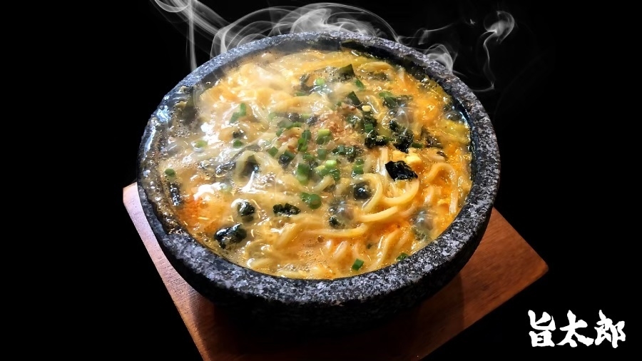 熱々の石焼きラーメンも人気