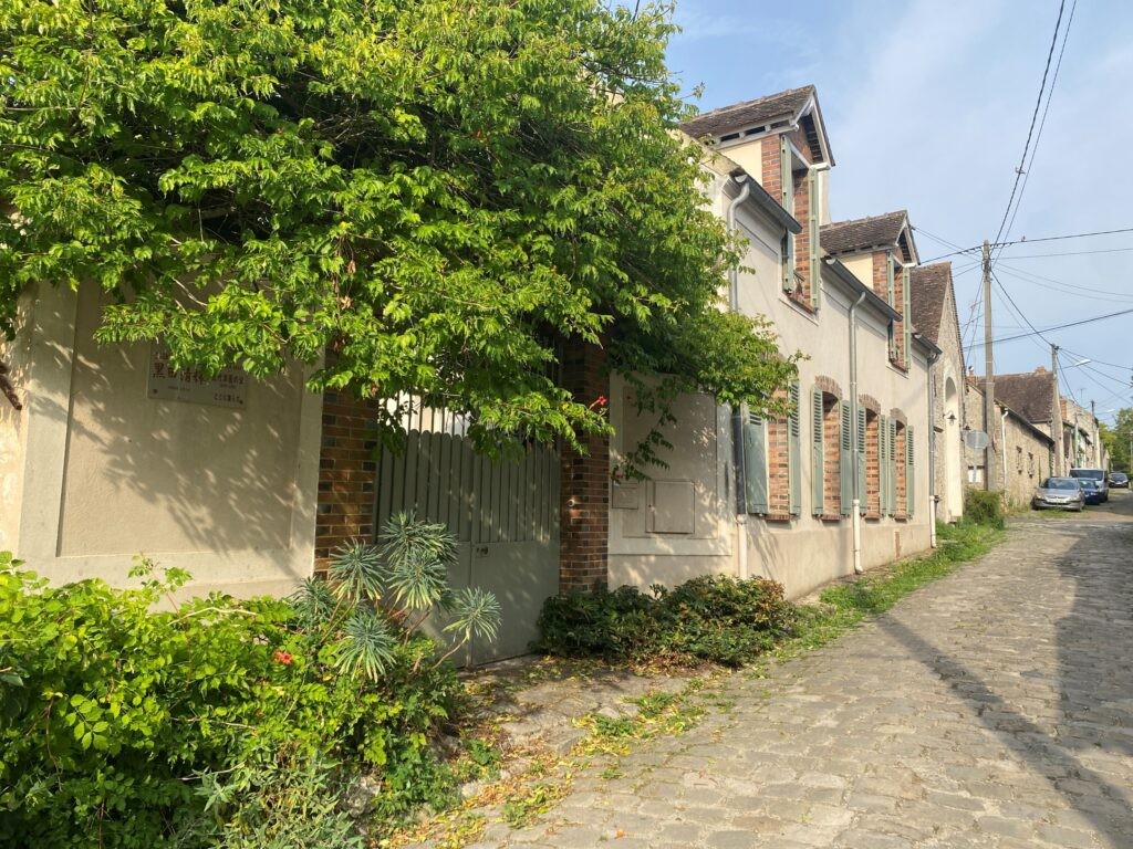 日本とグレーの交流を深めた事業の成果である「黒田清輝通り」。2001年10月7日が命名式で、2026年は25周年記念の年となります。