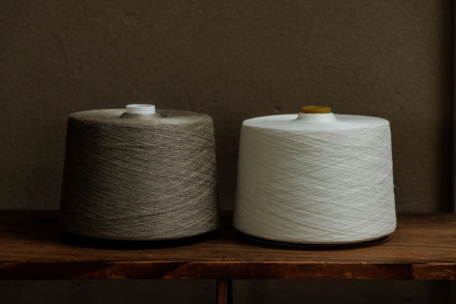 (左)黒大麻生成り (右)黒大麻を晒したもの