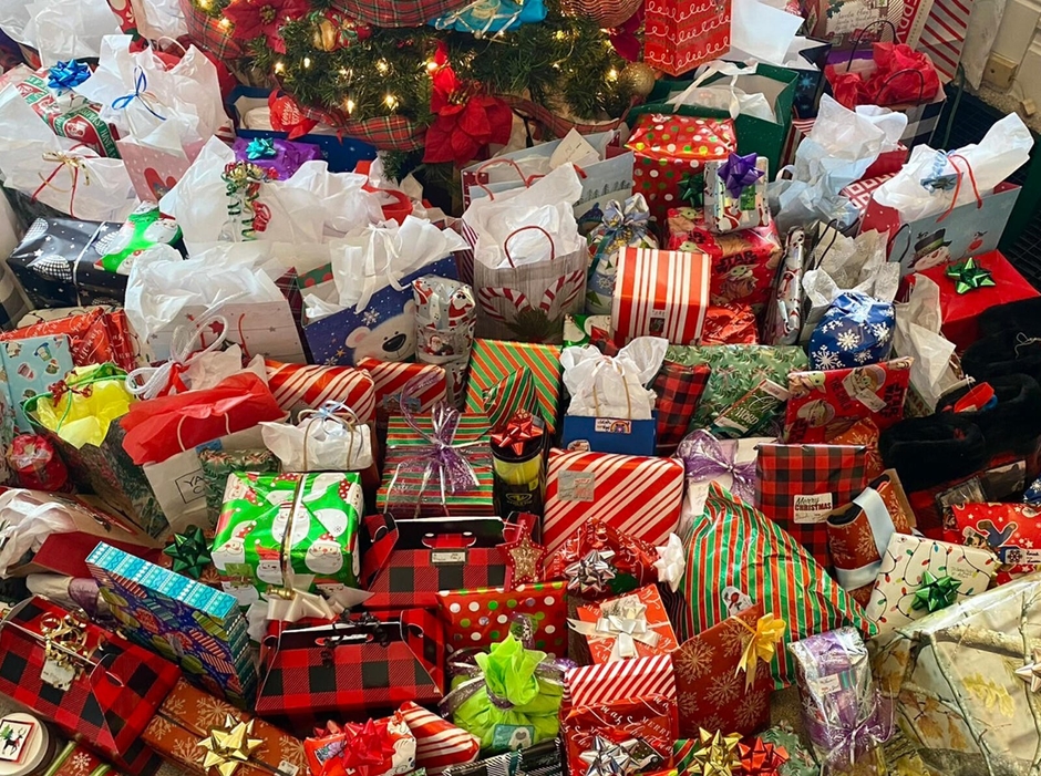 仲良くしていただいた牧師さんの家で過ごしたクリスマス。ツリーの周りにプレゼントがいっぱい！