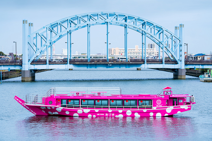 ピンクのまるあ柄屋形船は晴海乗船場からご乗船いただけます。