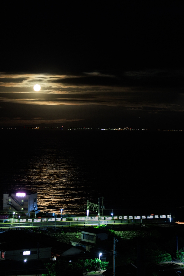 ムーンロード&伊豆急行線(片瀬白田駅)