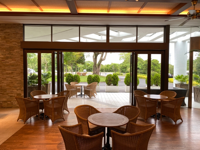 フィジカルディスタンシングを十分確保した席配置と換気を行っております ※写真はザ・ロビーラウンジ