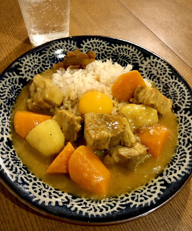 福島の『ポークカレー』 。〈昔ながらの日本のカレー〉を誌面で紹介する際、城戸崎愛先生に考案いただいたレシピ。「肉と野菜のうまみたっぷり! バターを使っていないのに、こくのある奥深い味わいは城戸崎先生だからこそ」