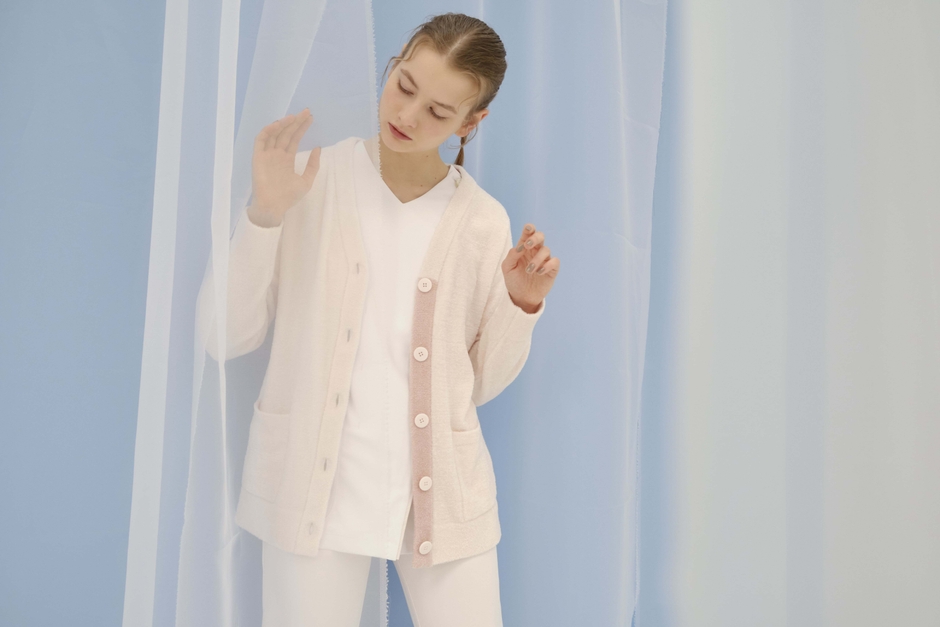 スムーズィー バイカラーカーディガン 6,589円(税込)