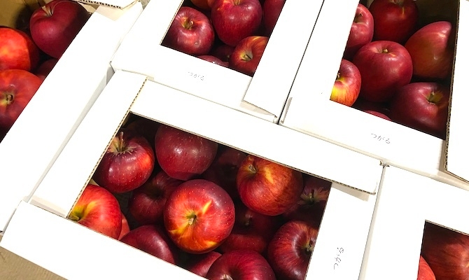 箱に入っているりんご