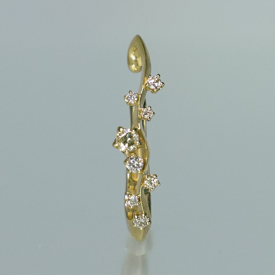〈DUE DONNE〉Pioggia di Luce TACCO ダイヤモンドイヤーカフ K18YG ダイヤモンド 363,000円/K10YG ダイヤモンド 198,000円(税込)
