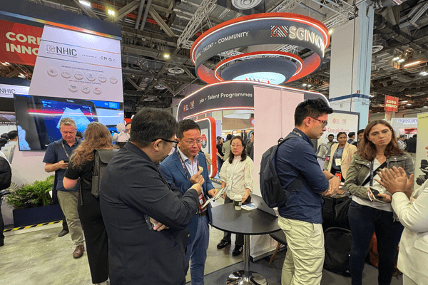 ブースを訪れた人に説明するトイメディカル株式会社代表取締役社長 竹下英徳（左）