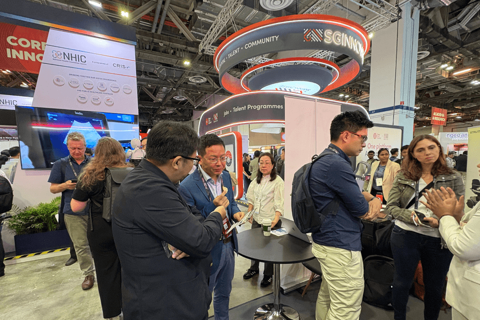 ブースを訪れた人に説明するトイメディカル株式会社代表取締役社長 竹下英徳(左)