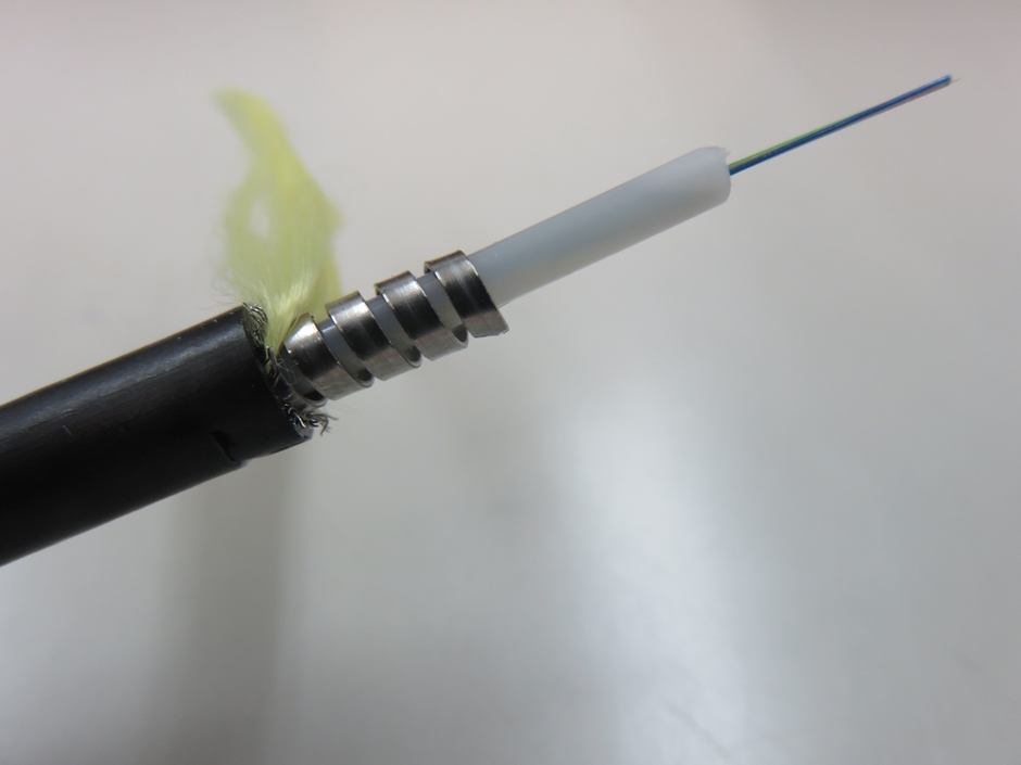 ステンレスモノコイル内蔵「ロバスト光ケーブル」