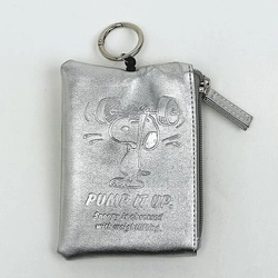 大人クールなカラーに惚れる！スヌーピーのメタリックパスポーチでバッグを格上げ