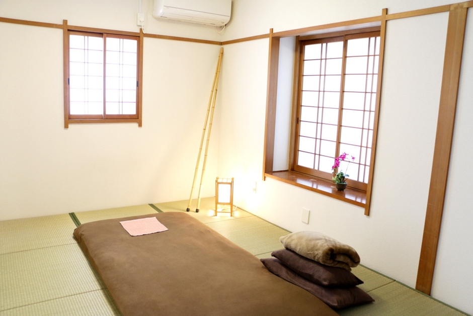 完全個室・予約制を採用し、和室の畳でリラックス効果も促進。