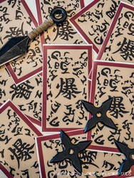 大自然に隠された“起爆札”を回収し、里の仲間を救え！
ニジゲンノモリ『NARUTO＆BORUTO 忍里』特別指令
「起爆札回収任務」