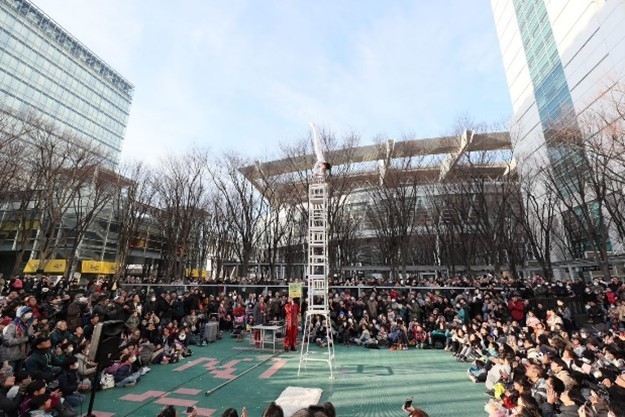 珠玉のバランス芸などを披露 「中国雑技芸術団」