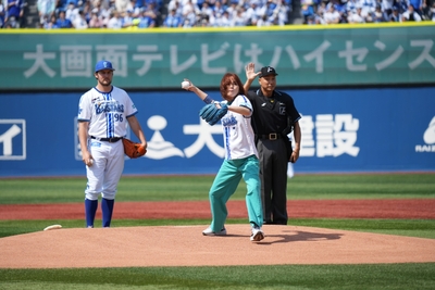 ハイセンス_相川七瀬氏始球式(2)