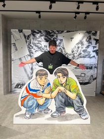 『頭文字D』が小田原で大反響！TikTok2.4万回再生、SNSからリアルな来場へ。『頭文字D』ファンが続々！SNSの投稿が連鎖し、ポップアップストアが予想を上回る大盛況に。