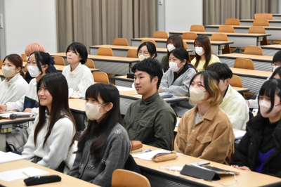 講義の合間には和む場面も
